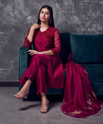 Magenta coloured chanderi silk buti kurta set with heavy beads handwork 3