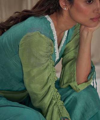 Shiiriin Teal Pearl Detailed Kurta Set 4