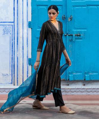 Raatraani Black Anarkali Set 2