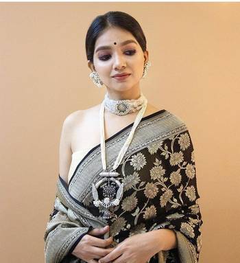 Black Kanjivaram Silk Saree With Zari Weaving 1