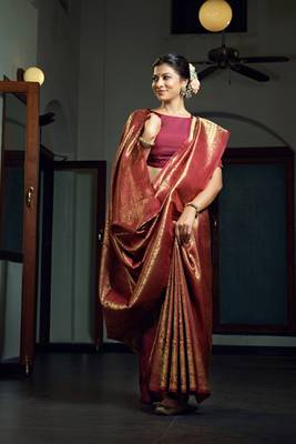 Maroon woven kanchipuram silk blend saree with blouse 4