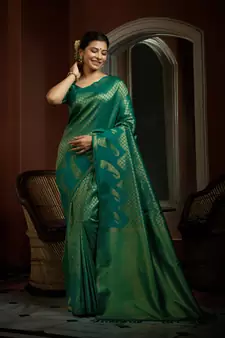 Green woven kanchipuram silk blend saree with blouse