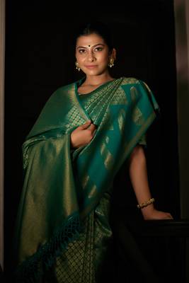 Green woven kanchipuram silk blend saree with blouse 4