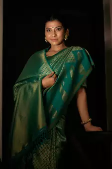 Green woven kanchipuram silk blend saree with blouse