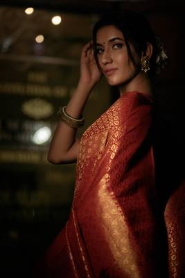 Red woven kanchipuram silk blend saree with blouse 4