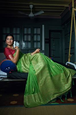 Green woven banarasi saree with blouse 4