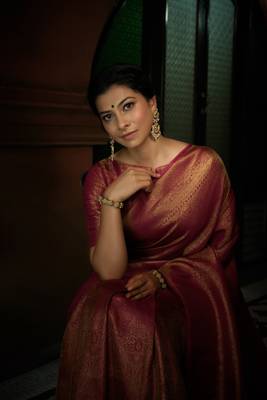 Pink woven kanchipuram silk blend saree with blouse 4