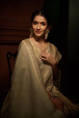 White woven kanchipuram silk blend saree with blouse 3