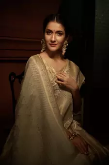 White woven kanchipuram silk blend saree with blouse