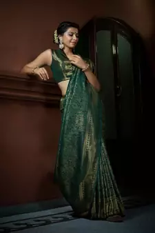Green woven kanchipuram silk blend saree with blouse