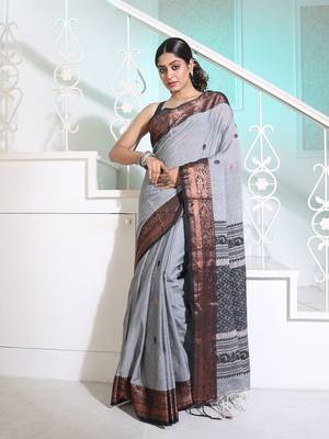 Light Grey Cotton Handspun Handwoven Saree With Woven Zari Floral Motifs And Contrast Borders 1