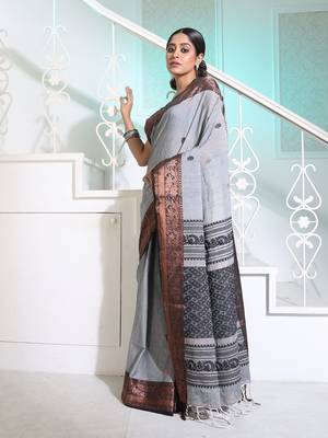 Light Grey Cotton Handspun Handwoven Saree With Woven Zari Floral Motifs And Contrast Borders 3