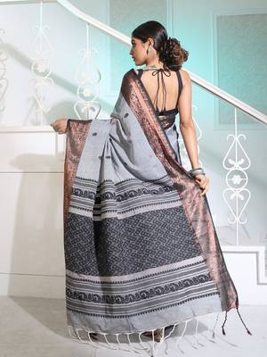 Light Grey Cotton Handspun Handwoven Saree With Woven Zari Floral Motifs And Contrast Borders 4