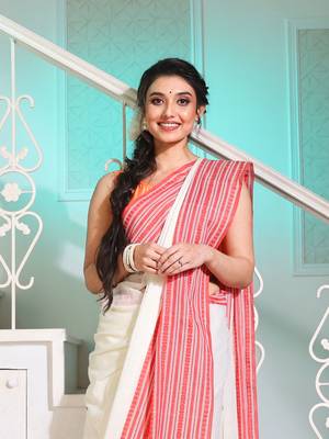 White Cotton Handwoven Saree With Texture Borders And Pallu 2