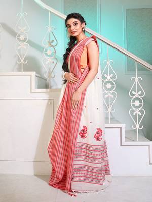 White Cotton Handwoven Saree With Texture Borders And Pallu 3