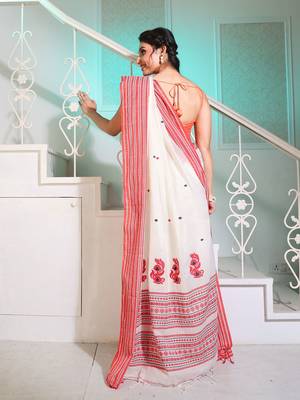 White Cotton Handwoven Saree With Texture Borders And Pallu 4