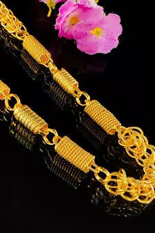 Gold na necklaces