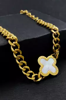 Gold na necklaces