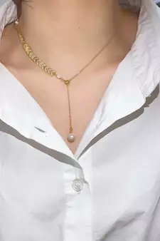 Gold na necklaces