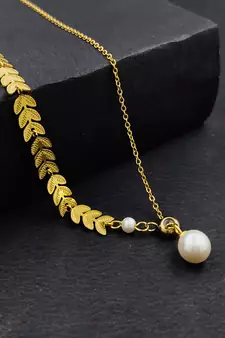 Gold na necklaces