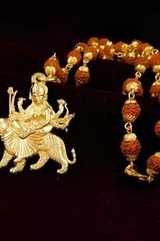 Gold na necklaces