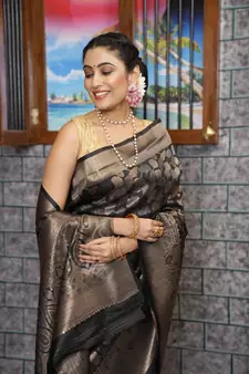 KORAMS DESIGN KANJIVARAM SILK ZARI WOVEN BLACK FLORAL DESIGN CASUAL WEAR WOMEN SILK SAREE WITH BLOUSE 