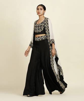 Black And Off-White Cape Set 4