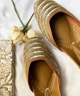 Gold Chandelier Juttis 2