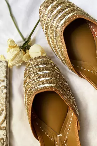 Gold Chandelier Juttis