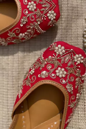 Red Mystical Juttis