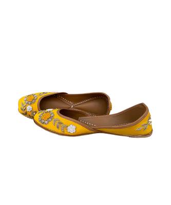 Yellow Pretty Woman Juttis 1