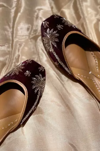Maroon Palms Juttis