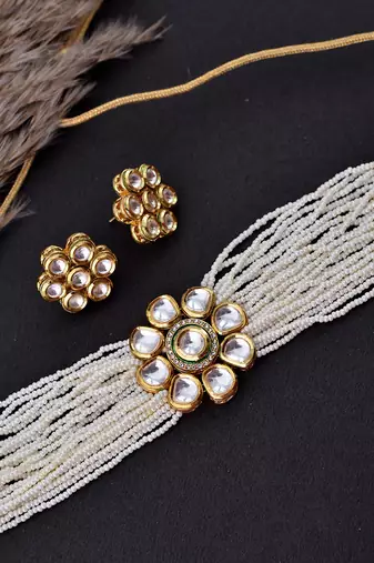 White Gold Tone Kundan And Pearls Choker Set
