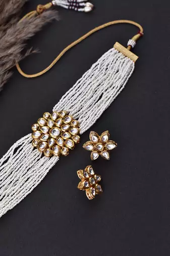White Gold Tone Kundan And Pearls Choker Set