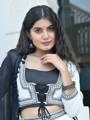 INARA WHITE-BLACK EMBROIDERED LEHENGA 5