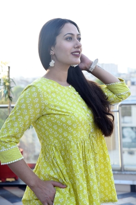 LIME FLORA-STRIPED TOP & PANELED PLAZZO SET 8