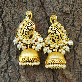 Gold pearl earrings 1