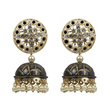 Chandbali Earrings For Women And Girls Featuring Kundan Pearls And A Gold-Plated Finish 1
