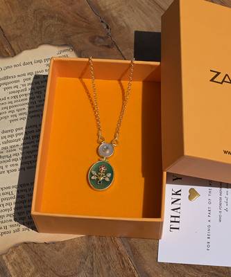 Zariin Gold Dipped Vintage Queen Green Onyx Pendant Necklace 2