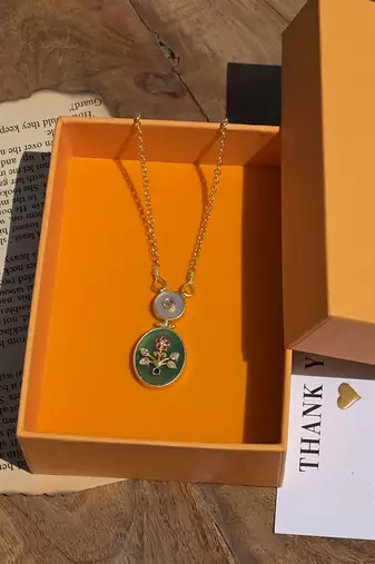 Zariin Gold Dipped Vintage Queen Green Onyx Pendant Necklace