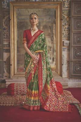Dark Green Woven Silk Blend Blend Saree With Blouse 1