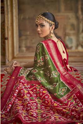 Dark Green Woven Silk Blend Blend Saree With Blouse 2