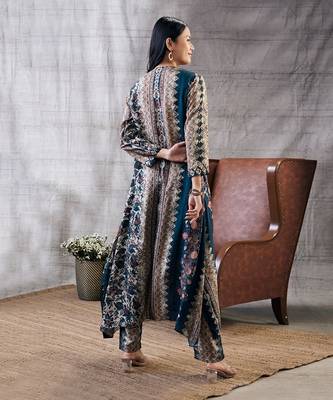 Dilara Blue Embroidered Kurta Set 4
