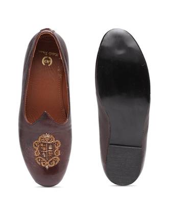 Brown Royal Crest Leather Juttis 3