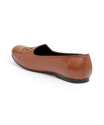 Tan Royal Crest Leather Juttis 4