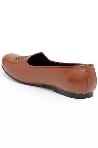 Tan Royal Crest Leather Juttis