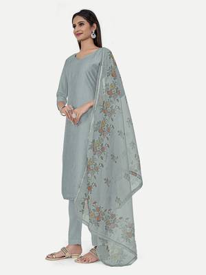 Women's Stylish Crochet Work Salwar Suit With Digital Print Dupatta 2