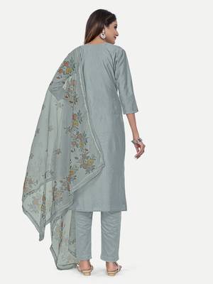 Women's Stylish Crochet Work Salwar Suit With Digital Print Dupatta 4