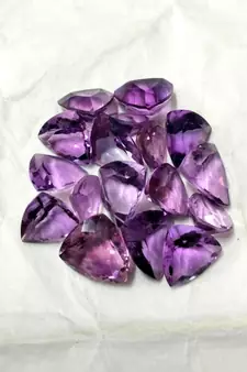 Natural Amethyst at Wholesale Rate 4.25 Ratti 3.86 Carat Trillion Shape जामुनिया Loose Gemstone for Astrologer Jewellers