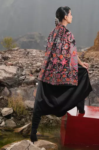 Paisley Swirl Black With Embroidery Caple